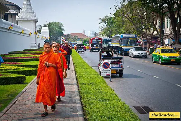 Moines devant Wat Phra Kaew