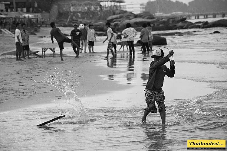 Enfant jouant sur la plage d'Hua Hin