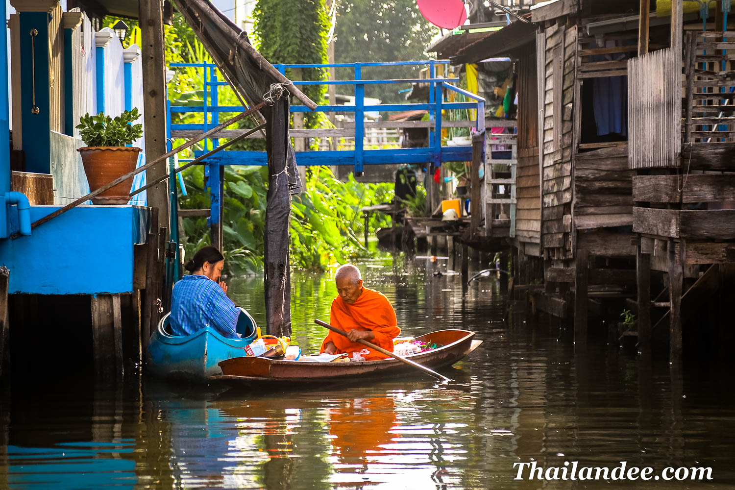 tournée offrandes moines en barque à bangkok