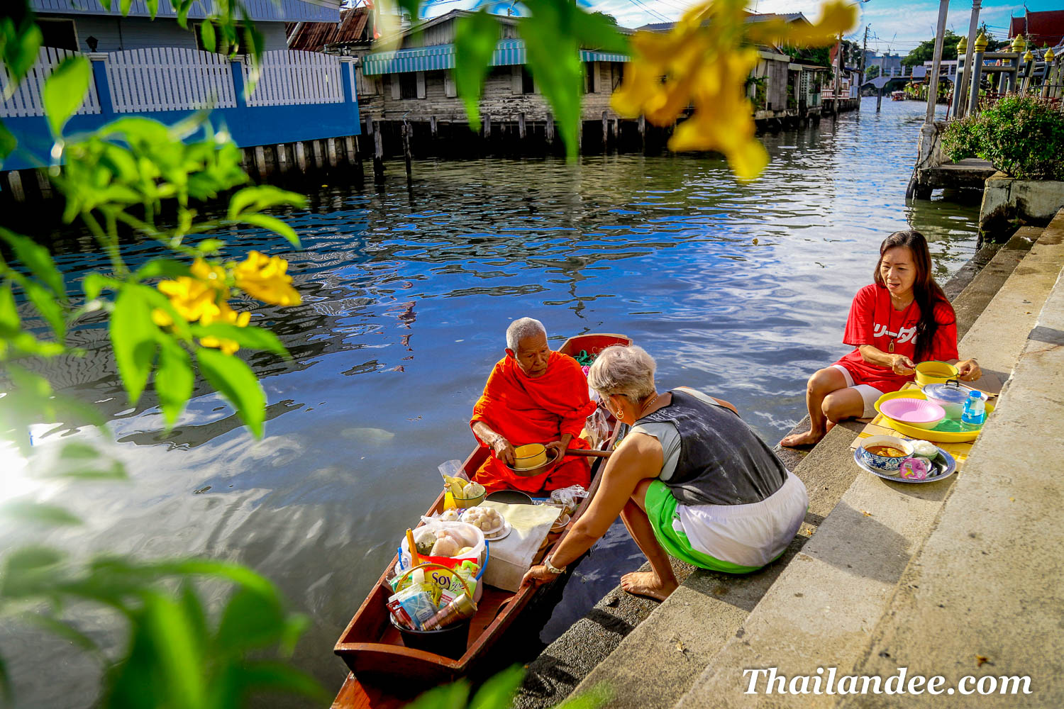 tournée offrandes moines en barque à bangkok