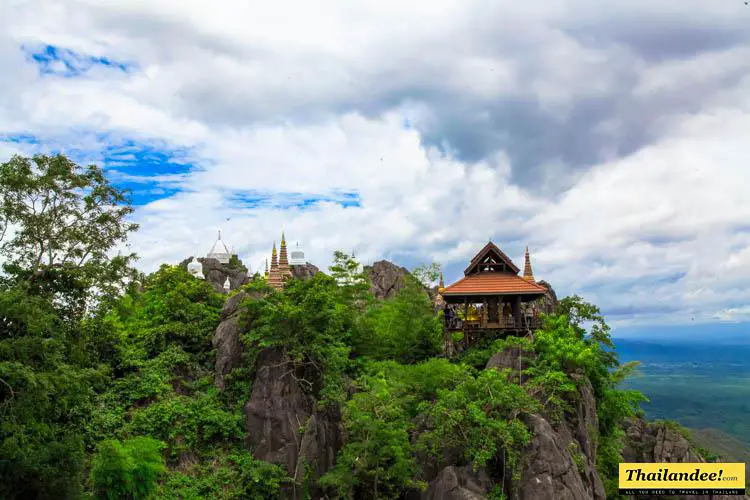 temple percheé sur une montagne lampang