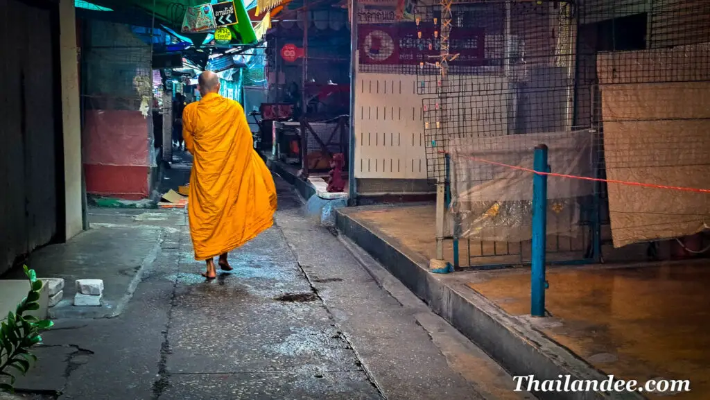 moine offrandes matinales bangkok