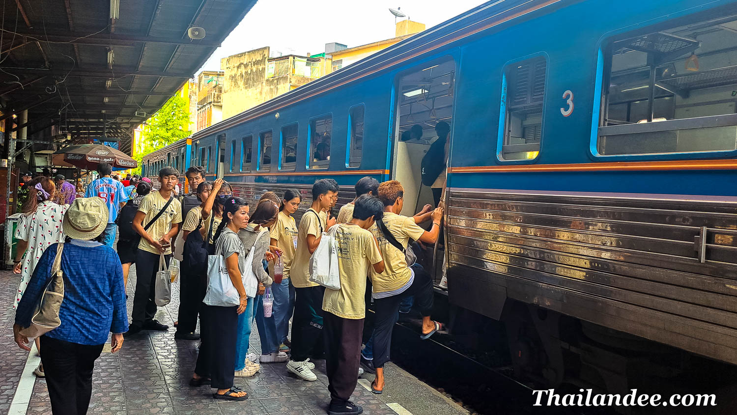 photo wongwian yai railway station